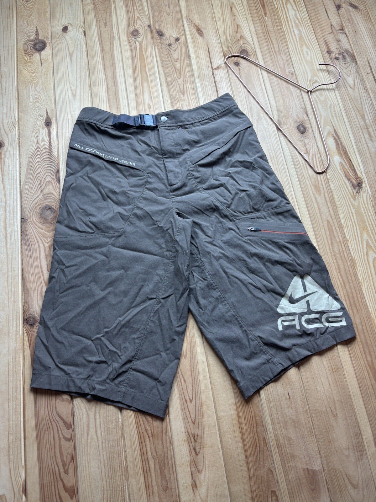 ARC'TERYX Pantaloncini da trekking outdoor Nike ACG con un grande logo