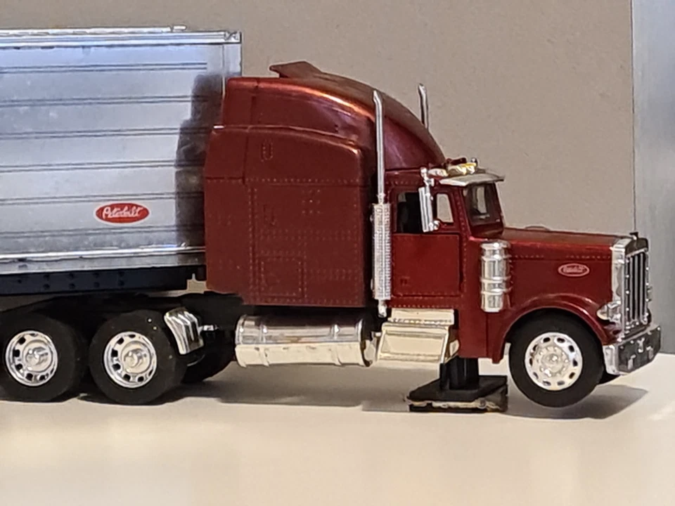 Camion Peterbilt con rimorchio - Immagine 2 di 4