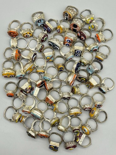 Lote de anillos de latón vintage, hermosas gemas de vidrio de mosaico, lote d... - Imagen 7 de 13