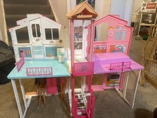 Mattel Barbie Rosa Plegable 3 Pisos Casa Adosada Casa de Sueños + 5 Muñecas, Coche y Más