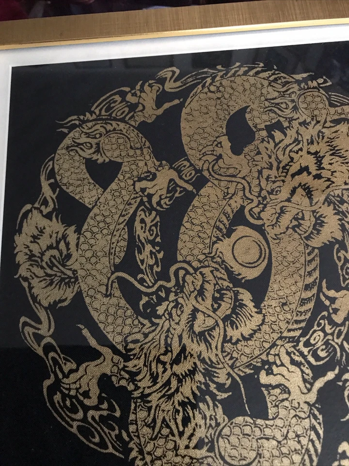 Pintura de seda de arte tailandés dorado sobre negro enmarcada (13”x13”) impresión de 2 dragones asiáticos Foto 4 de 4