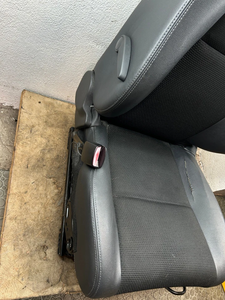 Renault Megane 3 Coupe 3 Türer Sitz vorn Links Fahrersitz Teilleder✅ - Bild 2 von 4