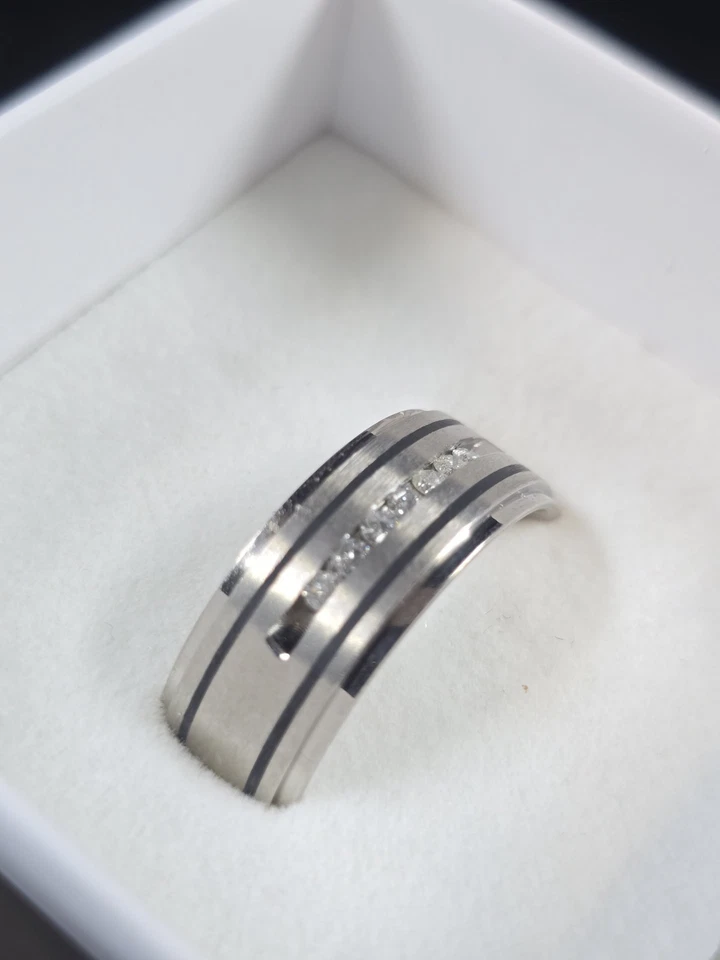 Cincel Titanio Pulido/Cepillado Esmaltado 1/4ct Tw. Banda de diamantes de 9 mm Foto 2 de 4