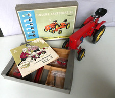 Traktor " UNSERE TAKTSTRASSE " vom VEB Traktorenwerk Sch&ouml;nebeck DDR