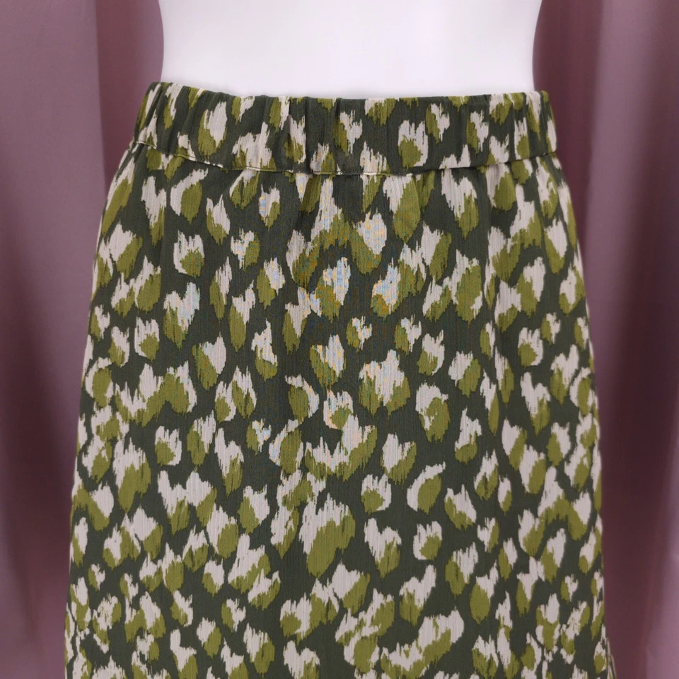 Falda para mujer Banana Republic verde a lunares de gasa elástica línea A mediana Foto 3 de 4