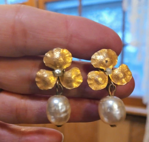 1940's MIRIAM HASKELL PANSY FLOWER COMBO CLIP BACK EARRINGS CLASSIC PEARL DROPS