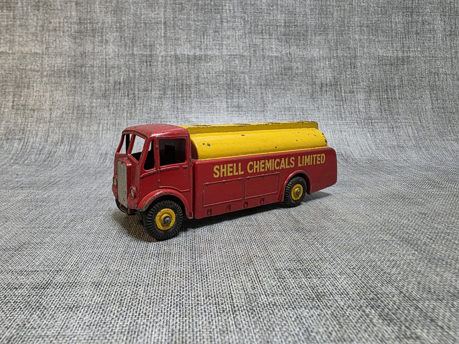 Dinky 591, AEC Tanker (Shell Chemicals) - Free Price Guide & Review