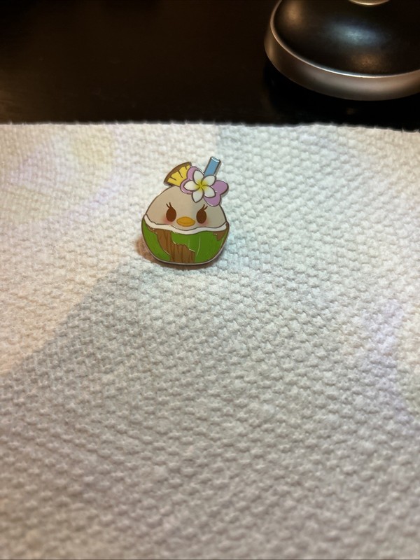 Disney Munchlings Specialty Treats Pin Daisy Duck New