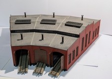 H0 Ringlokschuppen (3-ständig) mit Türschließvorrichtung - fertig gebaut