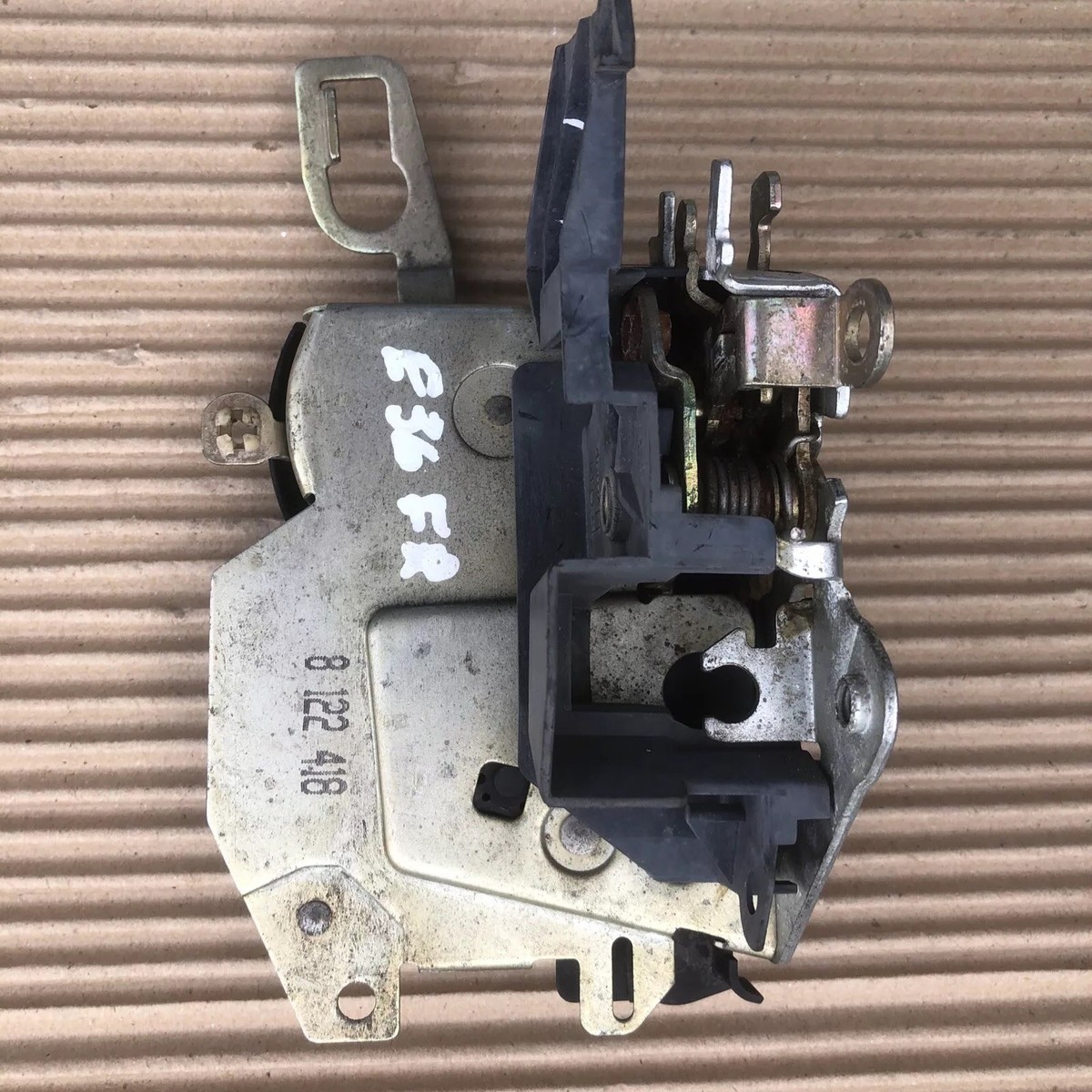  3シリーズE36 、4ドア用　貴重 BMW E36 318i 320i 325i Door Lock Latch Front Right 8122418