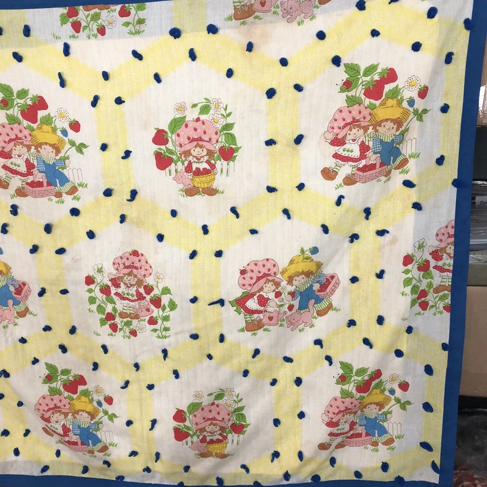 Edredón bebé hecho a mano 44 x 35 parche fresa pequeño azul amarillo rosa Foto 2 de 4