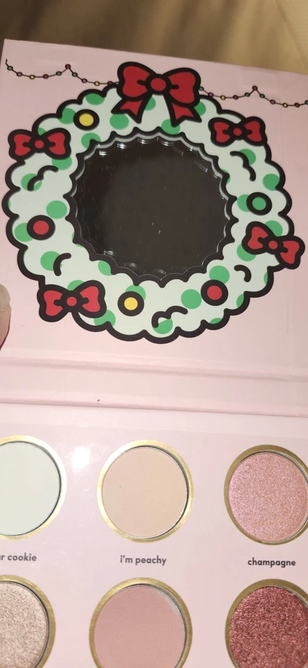 Paleta de sombras de ojos The Créme Shop x Hello Kitty And Friends Snowy Sweethearts Foto 2 de 3
