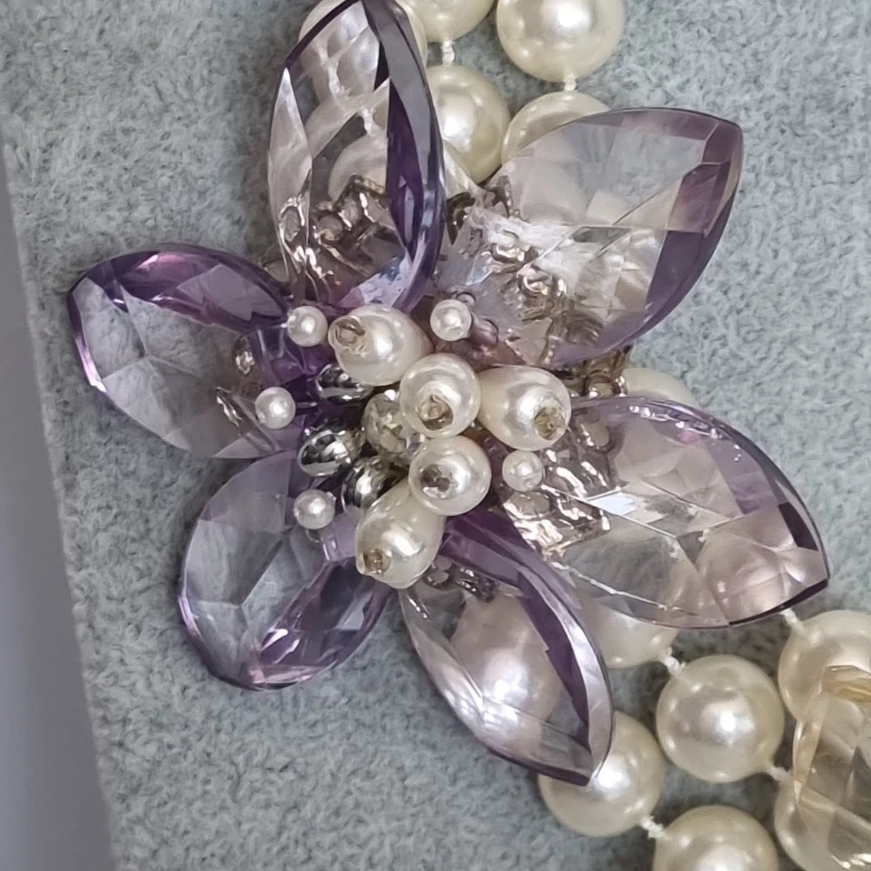 Collar de tres hilos de perlas de imitación acrílico facetado oro champán púrpura con flores Foto 4 de 4