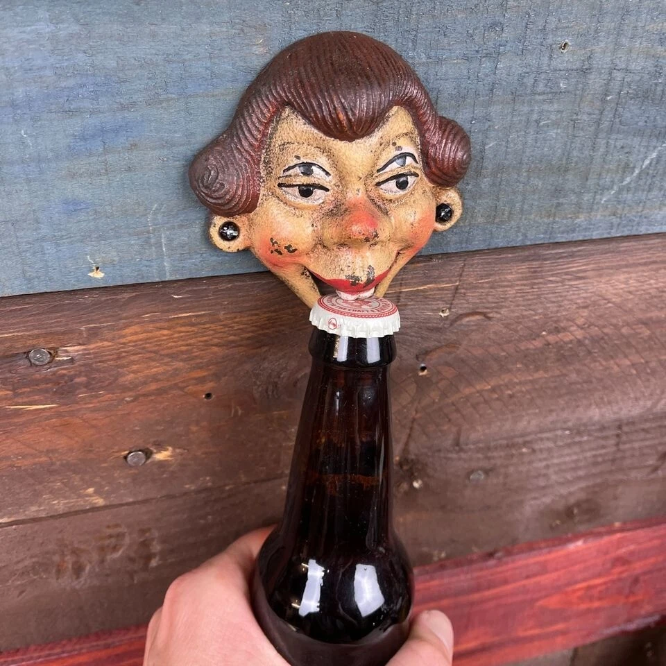 Abridor de botellas de hierro fundido de 4 ojos para dama montado en la pared con acabado antiguo pintado Foto 2 de 4