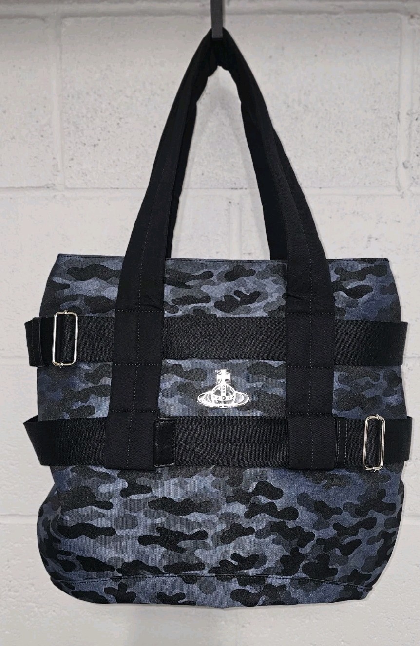 Borsa tote Vivienne Westwood Quentin blu/nero mimetica prezzo consigliato £ 460