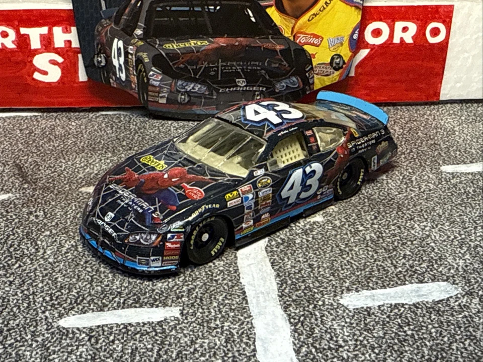 Bobby Labonte #43 Cheerios Spiderman 3 NASCAR 2007 1/64 diecast suelto con capucha Foto 2 de 4