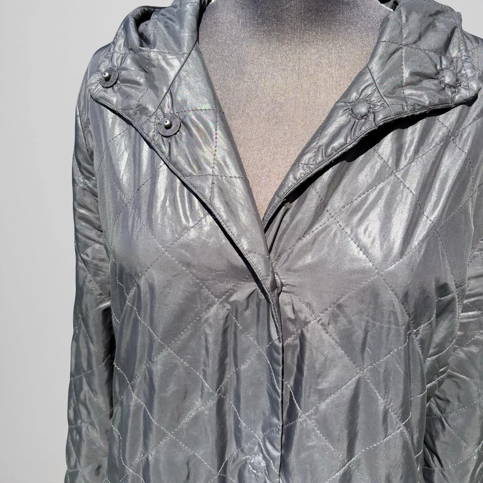 Chaqueta acolchada ligera Eileen Fisher con capucha talla grande invierno Foto 3 de 4