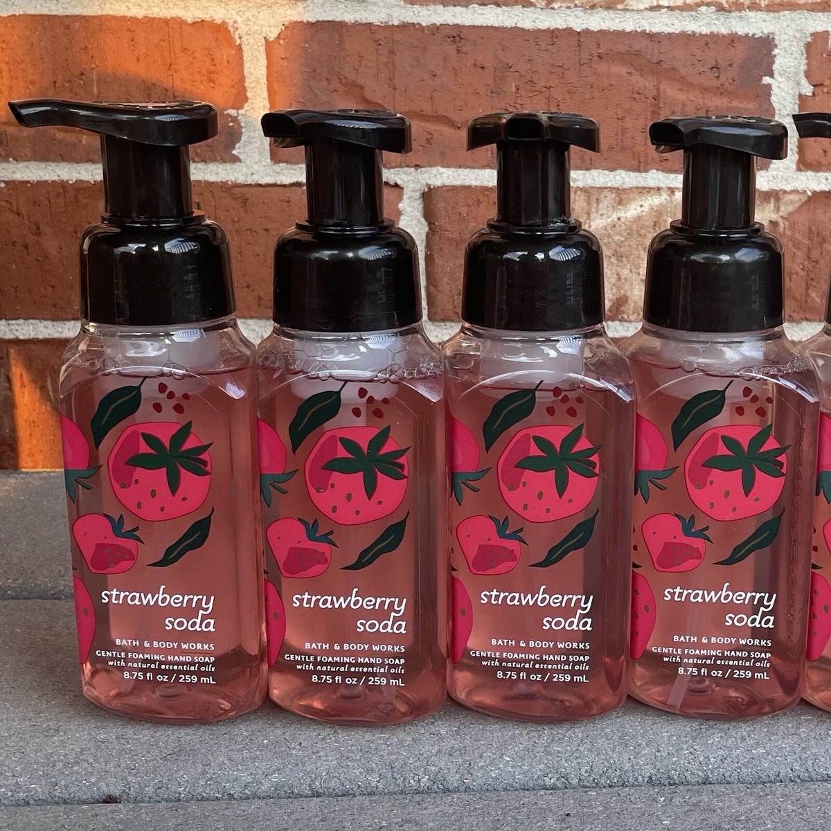 新品バスアンドボディークスのStrawberry Soda ボディケア4点セット 新品バスアンドボディークスのStrawberry Soda ボディケア4点セット