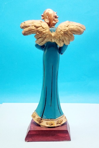 Estatuilla de ángel ""Fe"" base marrón azulada y dorada, rosas sosteniendo ángeles - Imagen 3 de 8