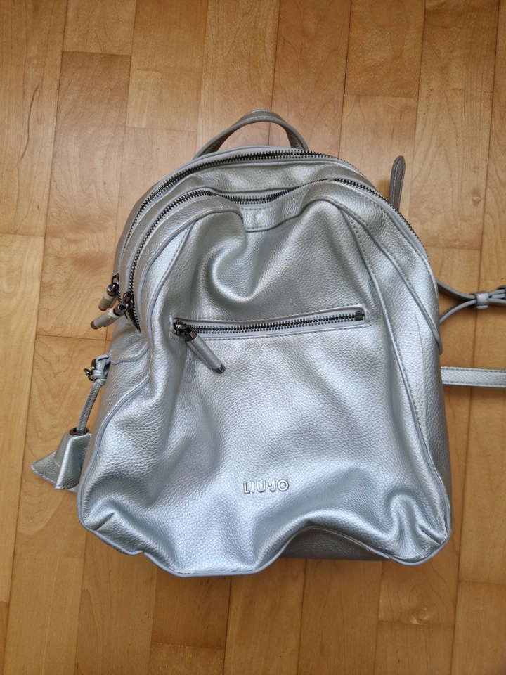 LIU JO Rucksack Tasche Silber Leder Gr. 29 cm Zustand Getragen