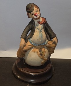 VINTAGE 1980 PRICE HOBO CLOWN ON WORLD WOOD BASE MUSIC BOX 8.25" TALL EUC WORKS 