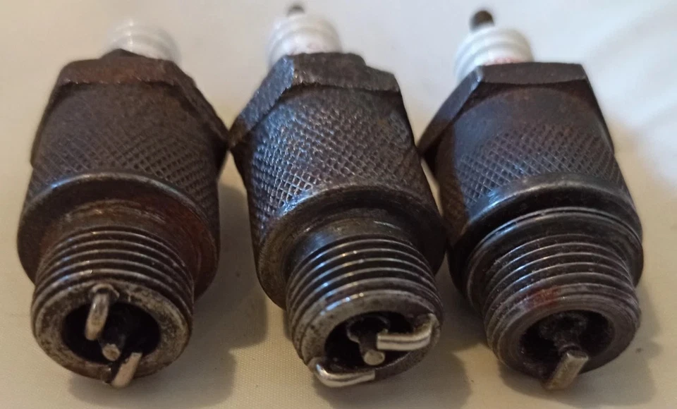 3 x CHAMPION 7 COM SPARK PLUGS  - Vintage untested sparking plugs - Image 2 of 4