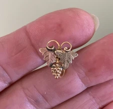 Black Hills Gold 12k Tri Color Gold Leaves Grape Screwback Single Earring 1.35gr