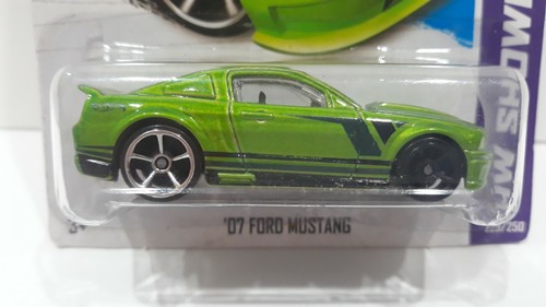 RUOTE CALDE 2013 Errore 1:64 - '07 FORD MUSTANG - VERDE Pneumatico di ricambio Errore di aspetto ๐ - Foto 2 di 8