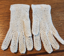 VINTAGE IVORY CROCHETED LADIES GLOVES WITH BUTTONS