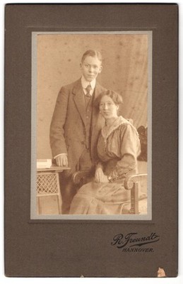 Photograph R. Freundt, Hanover, Feldstr. 2a, mother & son in photo studio woh 