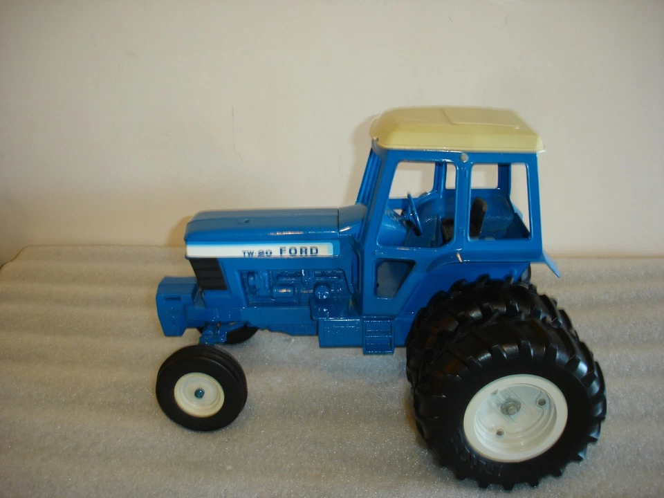 Tractor Ford TW-20 de juguete agrícola Ertl con neumáticos traseros dobles escala 1:12 1/12 Foto 2 de 4