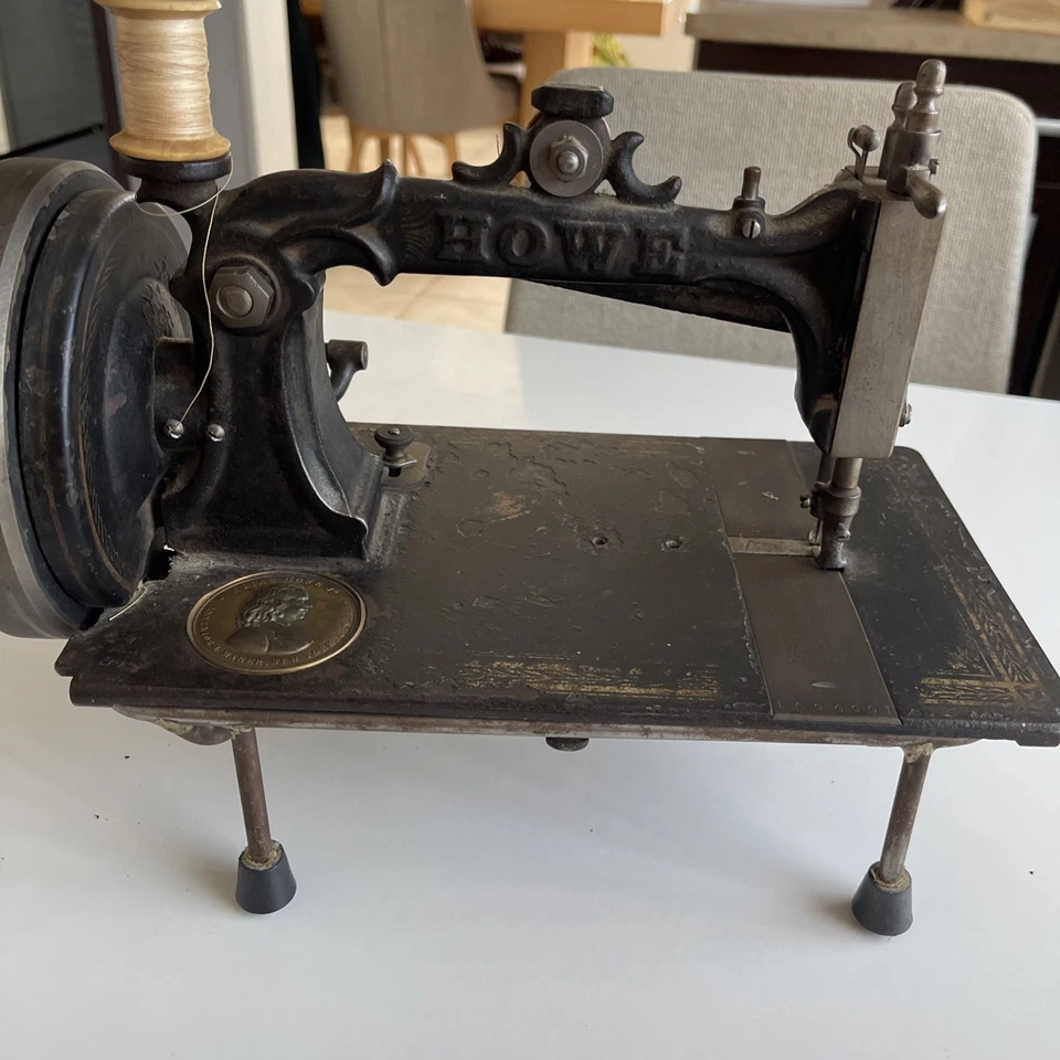 Ancienne machine à coudre Élias Howe - Photo 2/4