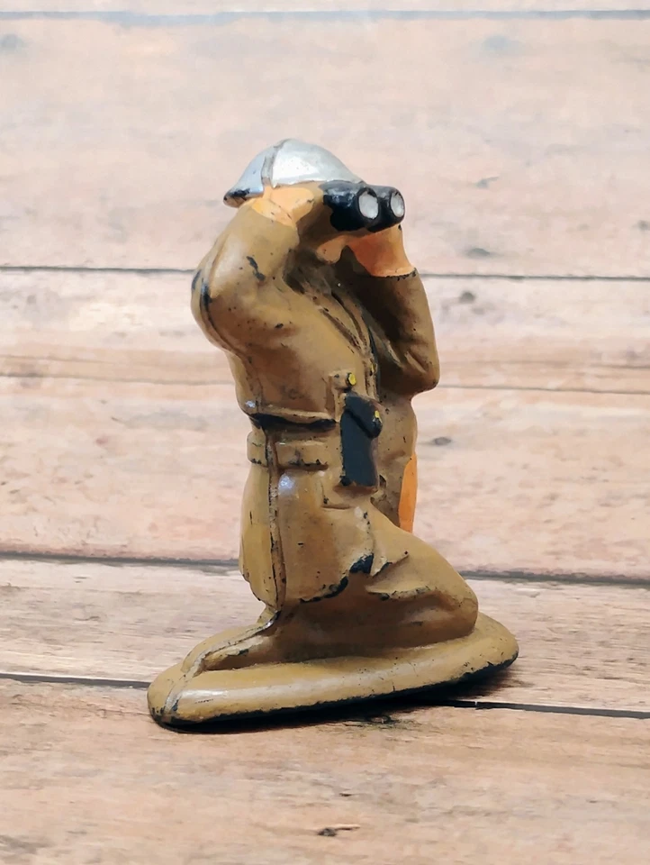 Juguete de goma castaño rojizo vintage 1940 soldado observador observador observador con binoculares Dimestore Foto 2 de 4