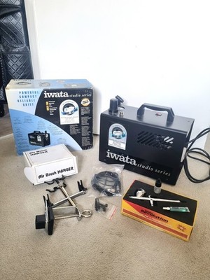 Iwata Studio Smart Jet Pro Kompressor / Airbrush Revolution CR / Aufhängerhalter