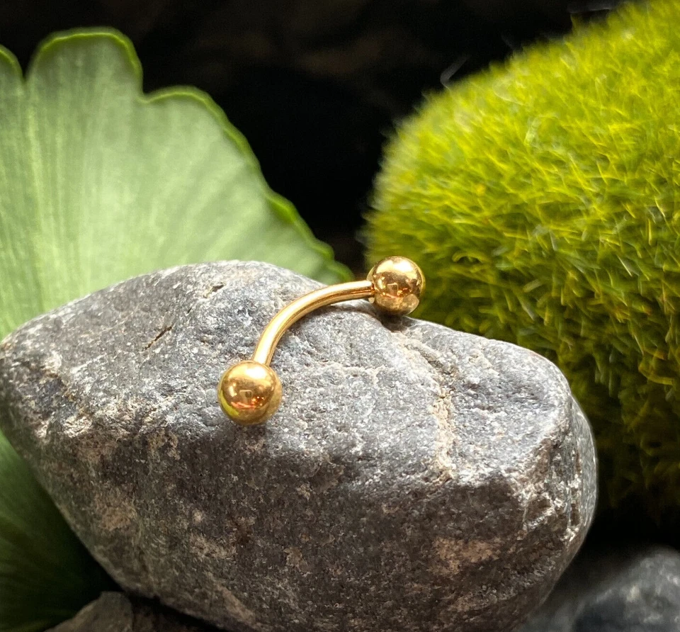 Anillo curvo estilo bola de acero quirúrgico chapado en oro amarillo de 1 pieza Foto 2 de 4