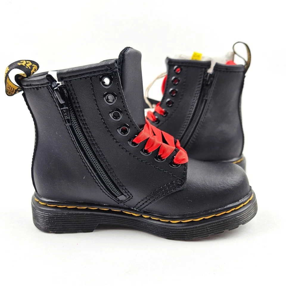 Botas de cuero negras Dr. Martens para niños pequeños 1460 Hello Kitty • Talla US 9/8 UK/EU26 Foto 4 de 4