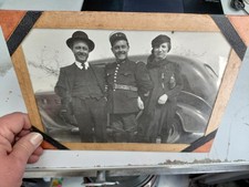 belle photo grand forma sous verre automobile ancienne avec couple et policier