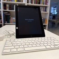 Apple iPad Keyboard Dock Model A1395 w/ iPad A1395 64GB connect message Charger