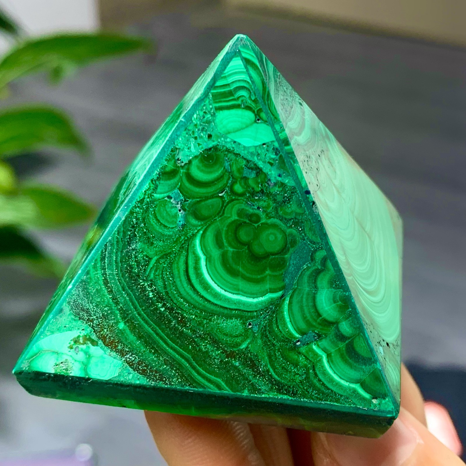 113G Natural malachite Pyramid Chakra Treatment Energy Stone Generator Spiritual