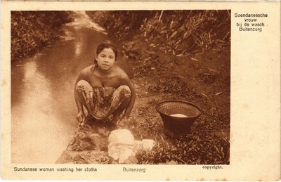 PC INDONESIA SUNDANESE WOMAN WASHING HER CLOTHES BUITENZORG (a78194)