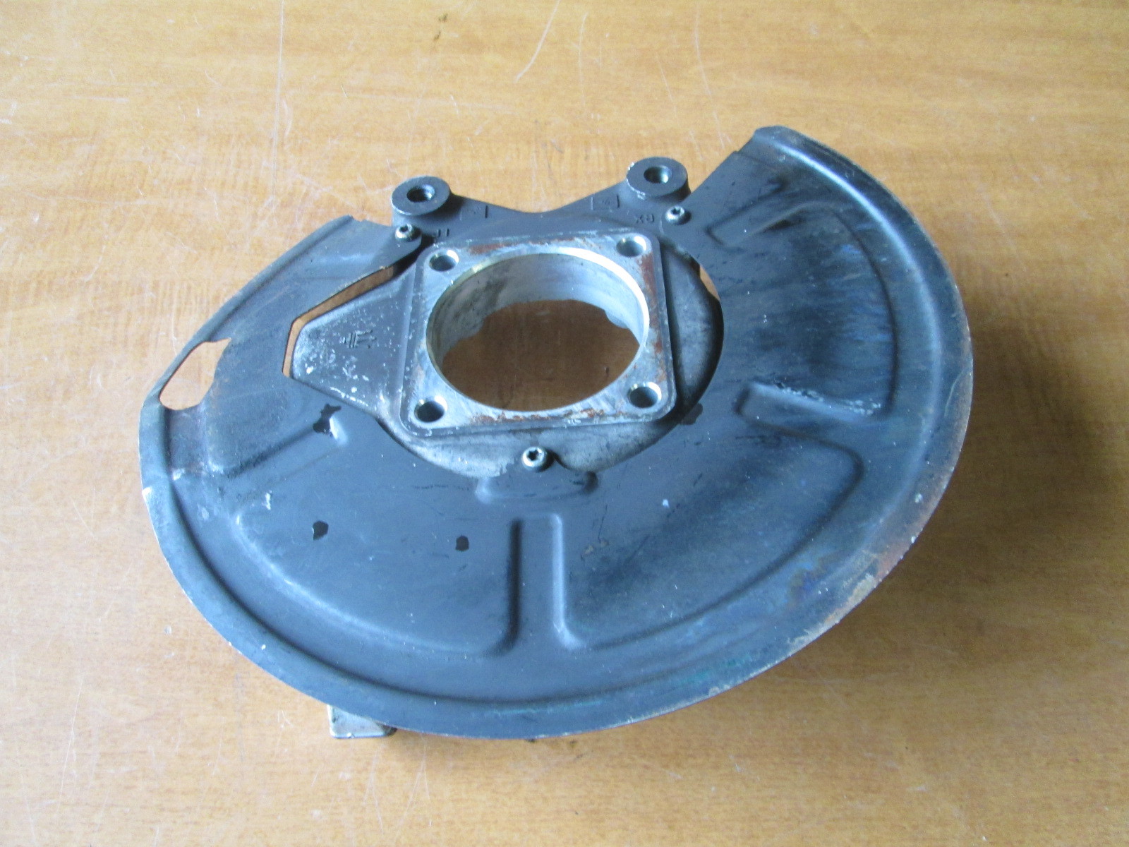 Maserati 4200 - LH Front Hub - Knuckle / Spindle / Dust Shield  197764 