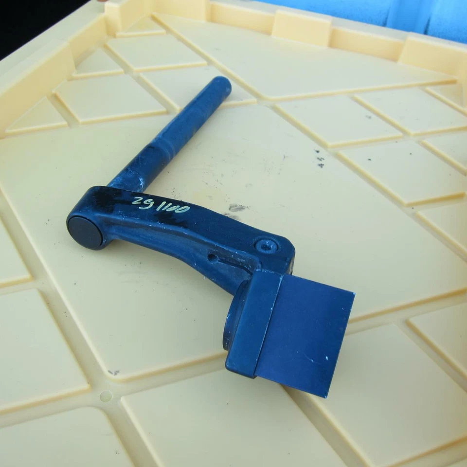 1998 Kawasaki Concours 1000 ZG1000A OEM ПРАВЫЙ ЗАЖИМ НА РУЛЬ ВЫСОКИЙ - Изображение 2 из 4