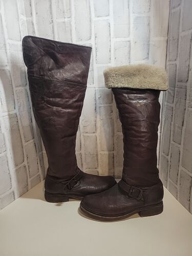 Frye Tall Knee High Brown Leather Boots Fur Lined/ Trim/ Belted /Womens Size 8B - Afbeelding 1 van 16