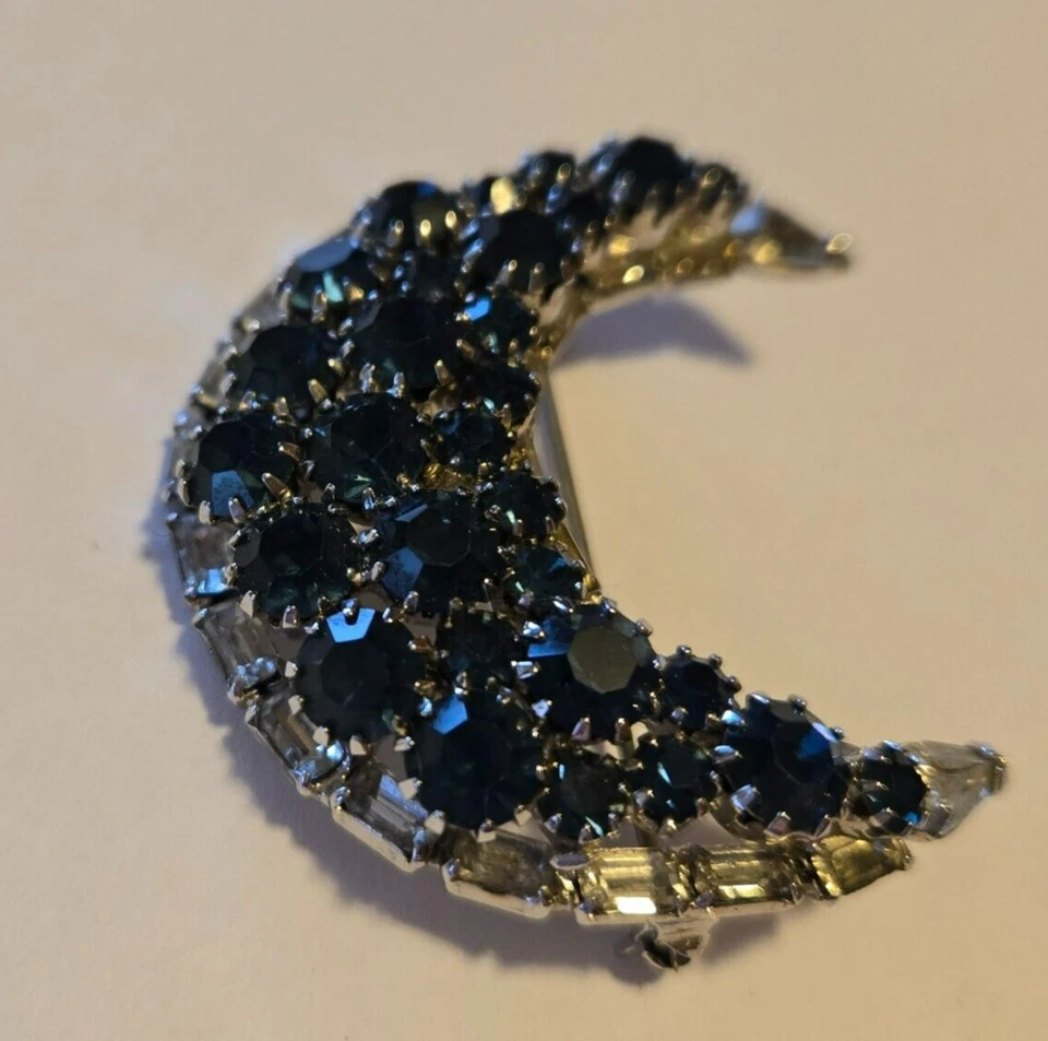 DULCE ROMANCE Antiguo Latón Índigo Heliotropo Estrás Media Luna PIN WoW Foto 2 de 4