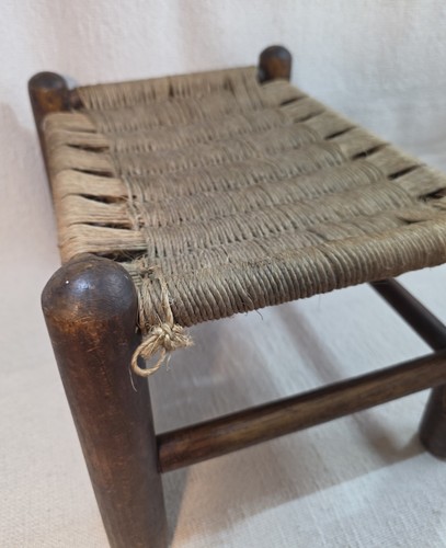 Antiker Fußhocker mit Binse Jute geflochtene Platte Holzgestell Beine primitiv Bauernhaus - Bild 11 von 24