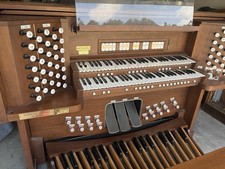 Rodgers Organ w/ 32-Note Concave Pedalboard, External Speakers,  Bench 
