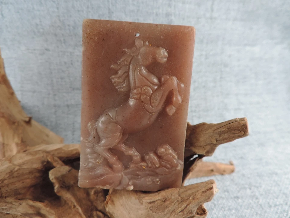 Amuleto Colgante Vintage Chino Tallado a Mano Meihua Hetian Jade Caballo Patrón Foto 2 de 4