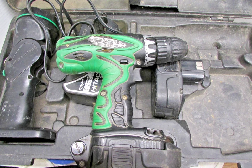 Taladro atornillador inalámbrico Hitachi DS18DVF3 18V de 1/2 pulgada, linterna, 2 baterías Foto 3 de 4