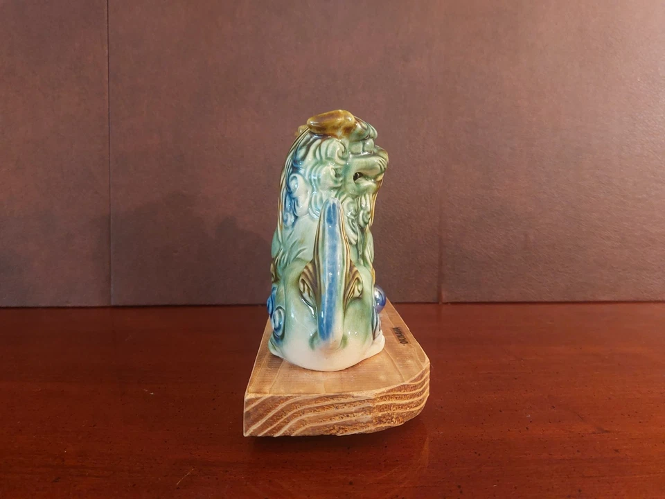 Par de Foo Dogs vintage de cerámica/porcelana esmaltada en detalles verde jade y ocre Foto 3 de 4