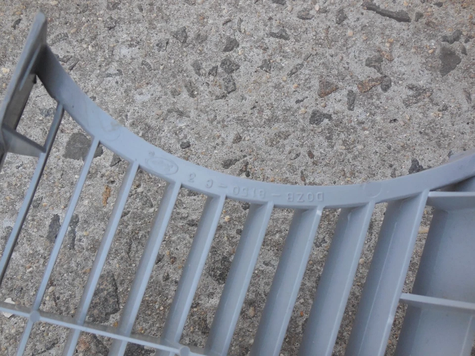 Parrilla Ford Mustang 1970 sin máquina estándar D0ZZ-8200-A nuevo de lote Foto 3 de 4